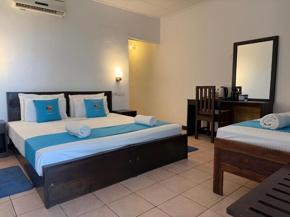 Habitación doble Deluxe, balcón, vista al océano | Escritorio y espacio para trabajar con laptop 