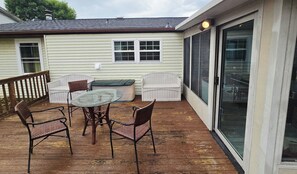 Outdoor dining - Modern Elegance Meets Comfort in Maryland (Annapolis)