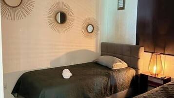 Iron/ironing board, internet, bed sheets