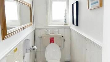 Habitación doble, baño privado | Baño | Toallas, jabón, champú y papel higiénico