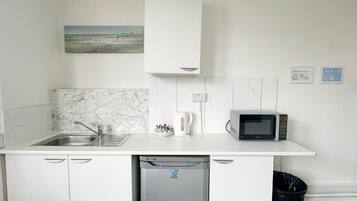 Habitación familiar, baño privado, vistas a la ciudad | Cocina privada