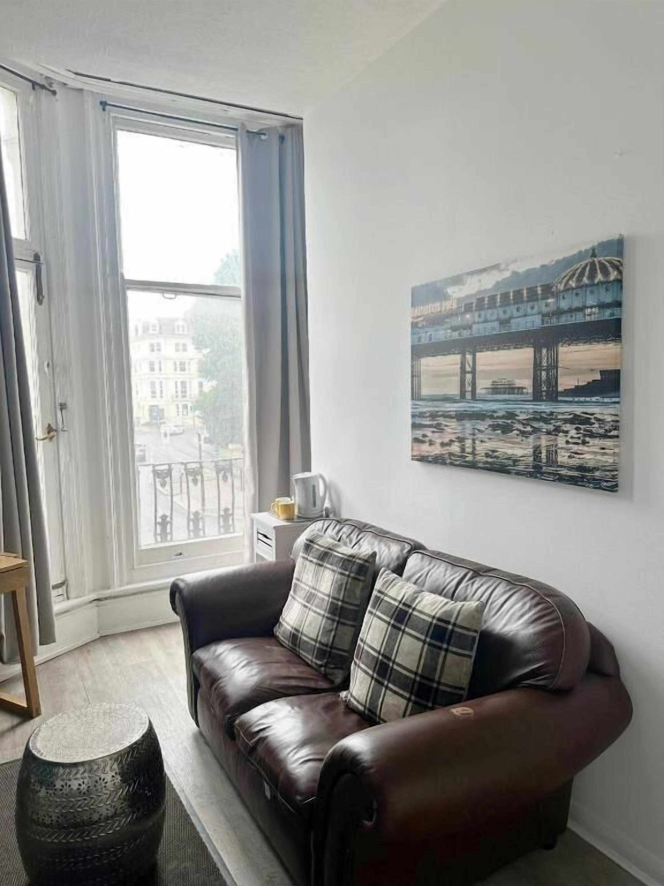 Double Room, Shared Bathroom, City View | Living area