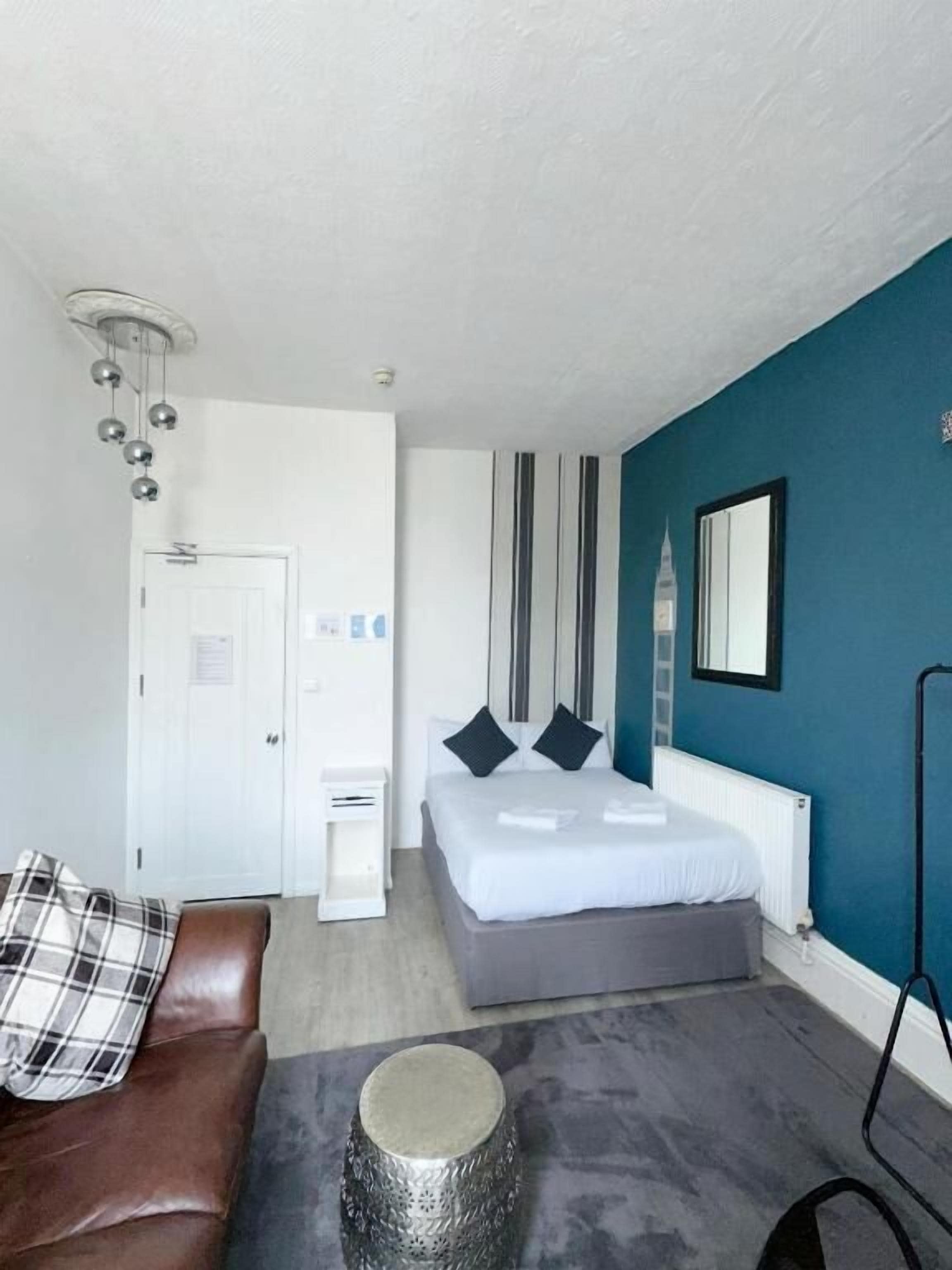 Habitación doble, baño compartido, vistas a la ciudad | Tabla de planchar con plancha y wifi gratis