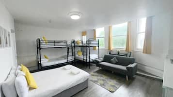 Habitación familiar, baño privado, vistas a la ciudad | Tabla de planchar con plancha y wifi gratis