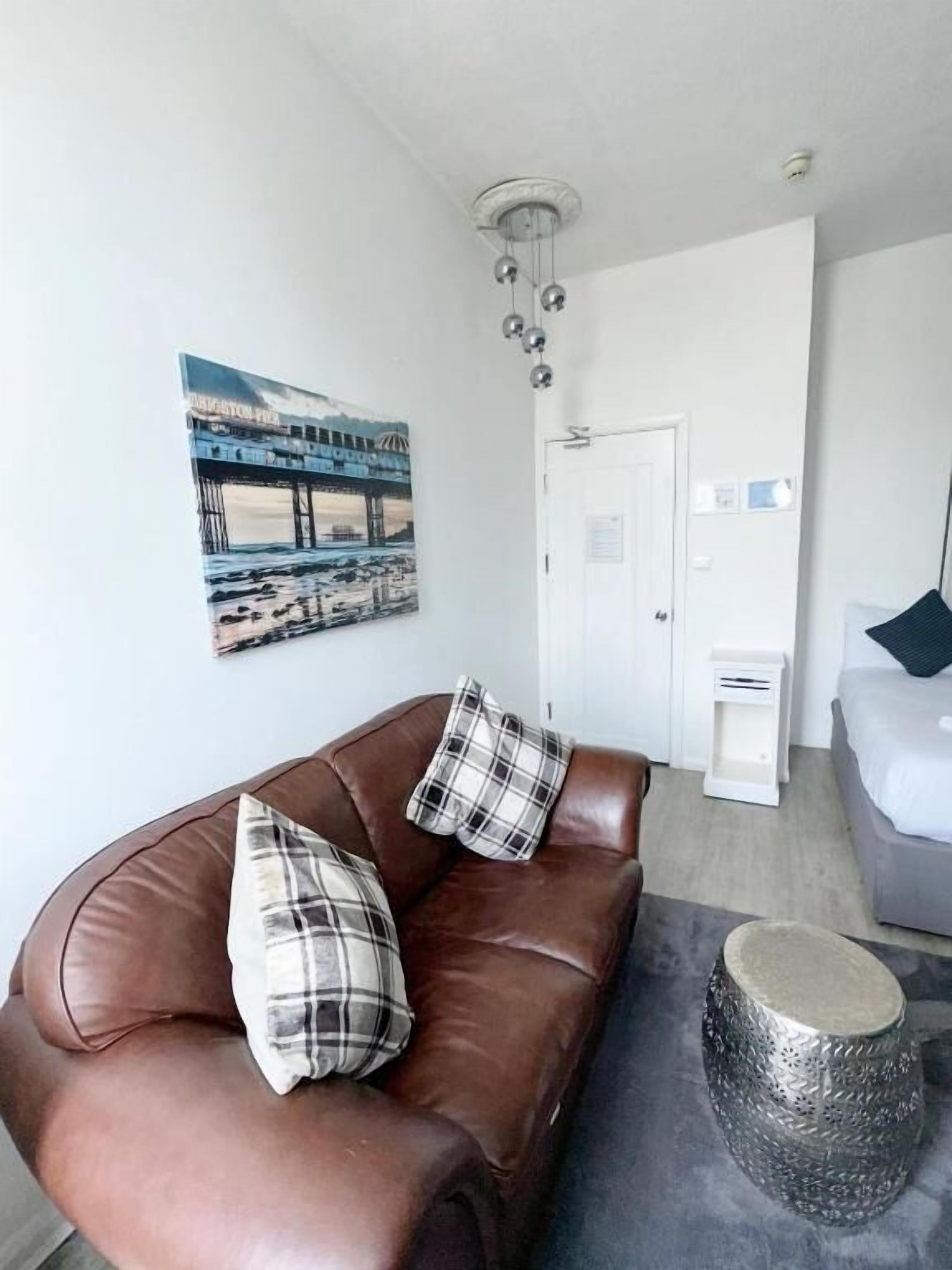Habitación doble, baño compartido, vistas a la ciudad | Zona de estar