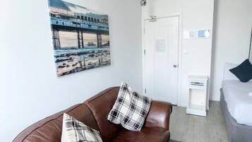 Habitación doble, baño compartido, vistas a la ciudad | Zona de estar