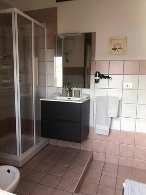 Regadera, secadora de cabello, toallas 