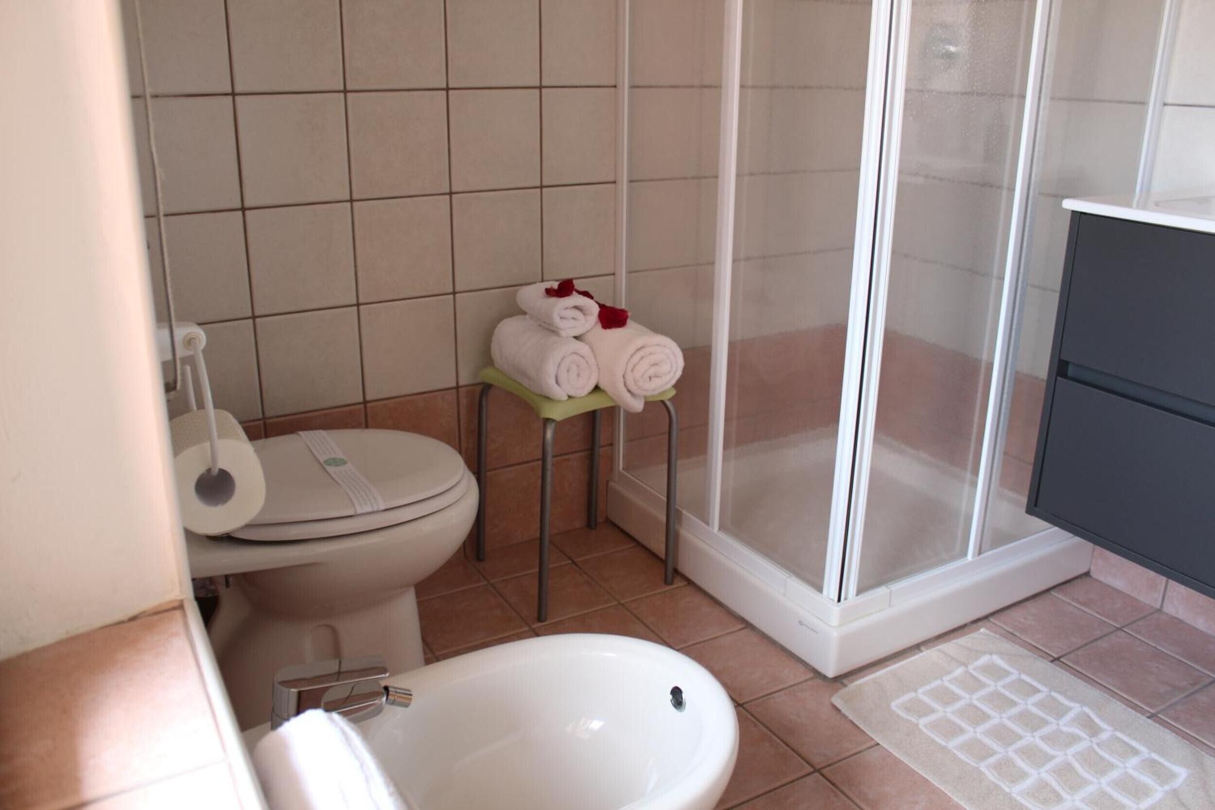 Een douche, een haardroger, handdoeken