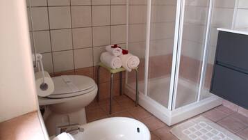 Een douche, een haardroger, handdoeken