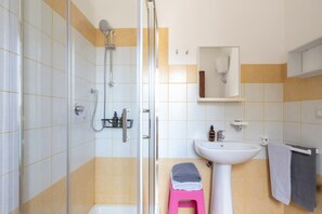 Shower, hair dryer, towels - Apartment 'Casa Museddu Sonia 1' with Mountain View, Wi-Fi and Air Conditioning (Cardedu)