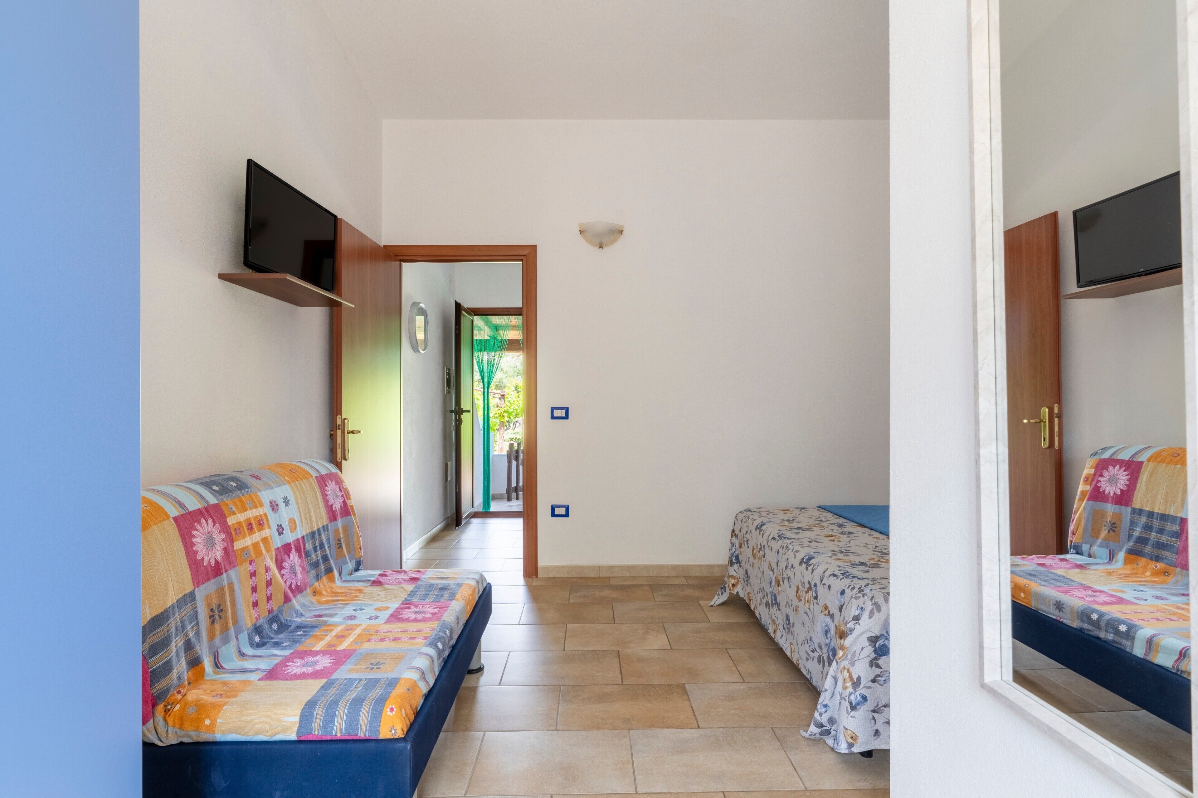 Tabla de planchar con plancha, wifi y ropa de cama 