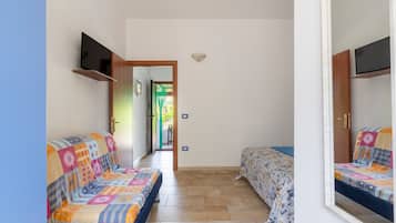 Tabla de planchar con plancha, wifi y ropa de cama