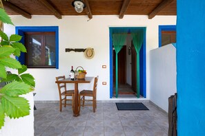 Outdoor dining - Apartment 'Casa Museddu Sonia 1' with Mountain View, Wi-Fi and Air Conditioning (Cardedu)