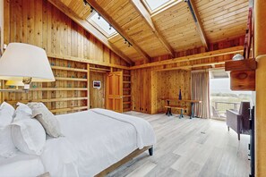 Desk, iron/ironing board, WiFi, bed sheets - Mendocino Oceanfront Home - Hot Tub & BBQ (Mendocino)