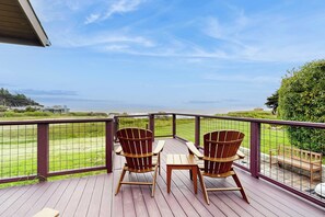 Terrace/patio - Mendocino Oceanfront Home - Hot Tub & BBQ (Mendocino)