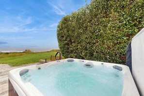 Outdoor spa tub - Mendocino Oceanfront Home - Hot Tub & BBQ (Mendocino)