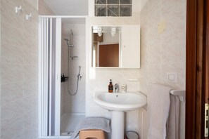 Ducha, secador de pelo y toallas