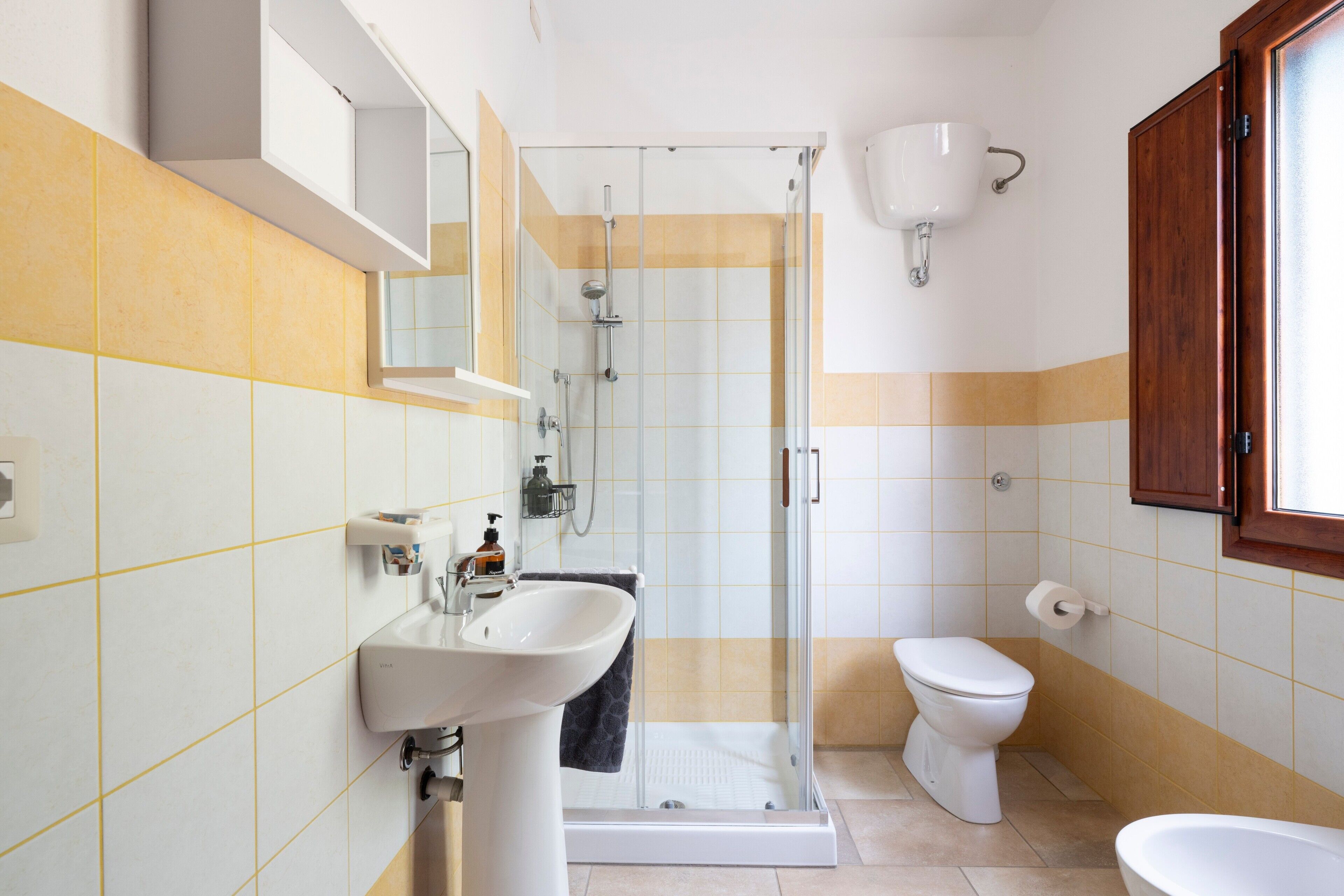 Een douche, een haardroger, handdoeken