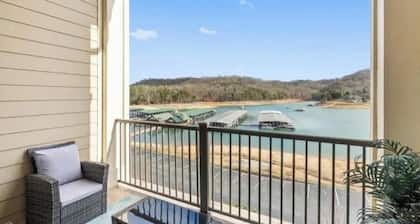 Cozy 2-bedroom lake front condo in charming Andersonville with AC and gym