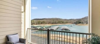 Cozy 2-bedroom lake front condo in charming Andersonville withclubhouse pool,