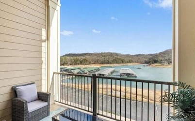Cozy 2-bedroom lake front condo in charming Andersonville withclubhouse pool,