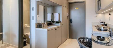 Frigobar, placa de cocina