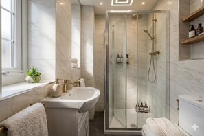 Shower, hair dryer, bidet, towels - Sleeps 9 • 3BR Flat • AC All Rooms • 4 Bathrooms • 3min Metro • Oxford St (London)