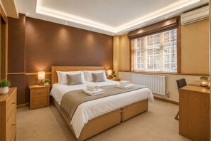 3 bedrooms, desk, iron/ironing board, travel cot - Sleeps 9 • 3BR Flat • AC All Rooms • 4 Bathrooms • 3min Metro • Oxford St (London)