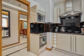 Fridge, microwave, oven, stovetop - Sleeps 9 • 3BR Flat • AC All Rooms • 4 Bathrooms • 3min Metro • Oxford St (London)