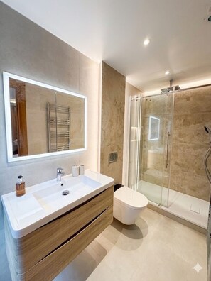 Shower, hair dryer, bidet, towels - Sleeps 9 • 3BR Flat • AC All Rooms • 4 Bathrooms • 3min Metro • Oxford St (London)