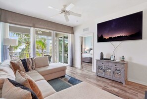 TV, offices - #826 -Second Floor - Lake and Fountain Views! (Naples)