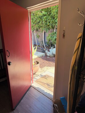 Interior - Charming guest house cottage in soothing Los Angeles perfect for your getaway (Los Angeles)