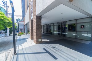Ein Gebäude mit Ziegelverkleidung, großen Fenstern und einem überdachten Eingangsbereich.
