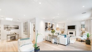 TV, fireplace - Ultra Luxury Pavilion Mews 4 Bed House (London)