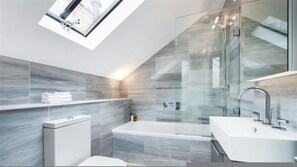 Hair dryer, towels - Ultra Luxury Pavilion Mews 4 Bed House (London)
