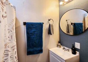 Douche, sèche-cheveux, serviettes fournies, savon