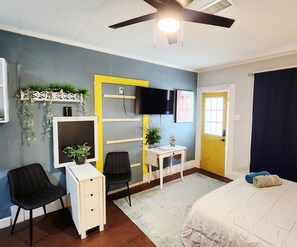 Iron/ironing board, WiFi, bed sheets - Full Cozy Studio Near UNT & Denton Square (Denton)