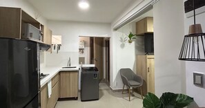 Eine moderne Küche mit Kühlschrank, Mikrowelle, Spüle und Geschirrspüler.