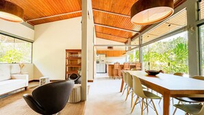 A modern interior with a dining area, kitchen, and living space. - Luxury Single-Story House in Granja Viana (Jandira)
