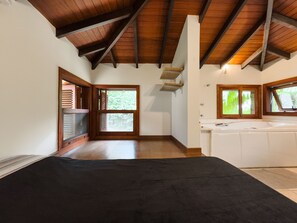 Escritorio, wifi gratis y ropa de cama