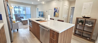 New! Sleeps 6 in YYC Uni District. Pet Friendly, Close to Mountains & Downtown!