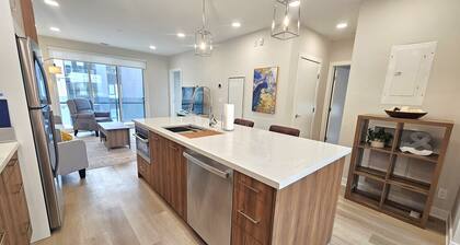 New! Sleeps 6 in YYC Uni District. Pet Friendly, Close to Mountains & Downtown!