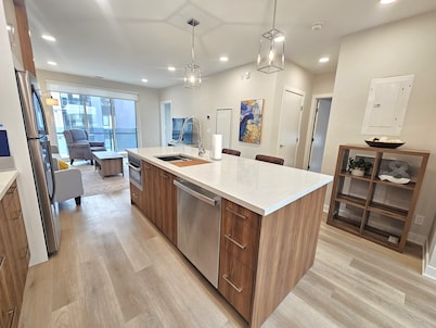 New! Sleeps 6 in YYC Uni District. Pet Friendly, Close to Mountains & Downtown!
