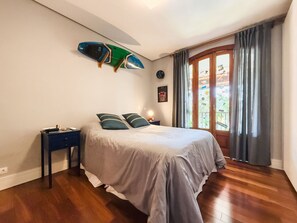 4 habitaciones, escritorio, tabla de planchar con plancha y wifi gratis 