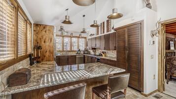 House, Multiple Beds, Hot Tub, Mountain View (A-K-82LL) | Private kitchen