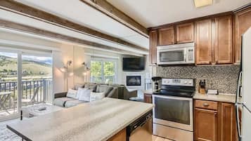 Condo, Multiple Beds, Balcony, Mountain View (A-D-SY47) | Private kitchen