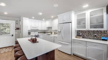 Condo, Multiple Beds, Balcony, Mountain View (A-K-SND204) | Private kitchen