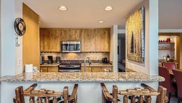 Condo, Multiple Beds, Balcony, Mountain View (A-K-AZ-DC1810) | Private kitchen