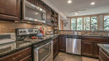 Condo, Multiple Beds, Hot Tub, Mountain View (A-K-TP2113-#) | Private kitchen
