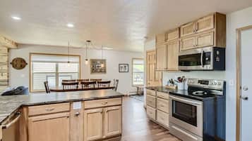 House, Multiple Beds, Hot Tub, Mountain View (A-S-300LP) | Private kitchen